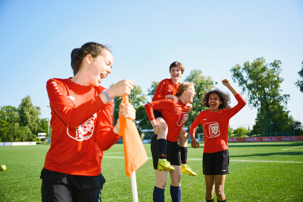 ING houdt met het Niemand Buitenspel-programma voetbal toegankelijk voor mensen die het financieel moeilijk hebben.