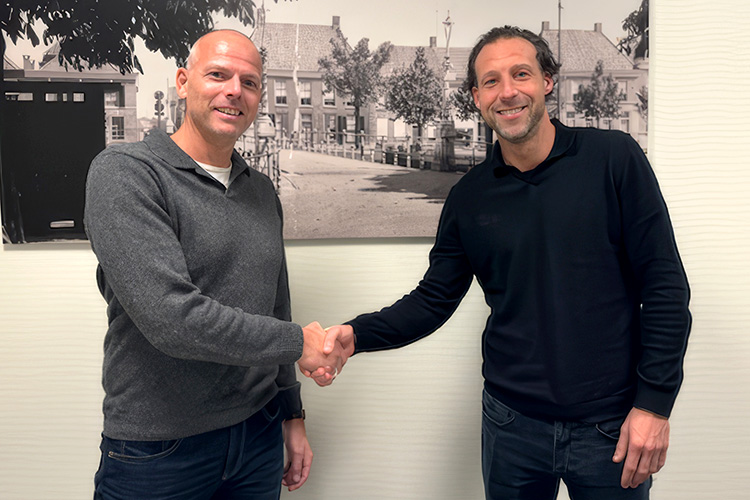 Albert Flier TC SC Genemuiden (l) feliciteert Arnold Klein (r) met zijn aanstelling als hoofdtrainer.